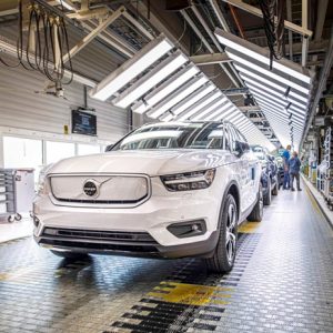 Volvo начинает производство полностью электрического XC40 Recharge P8