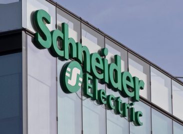 Зарядные станции Schneider Electric появились у ТЦ «МЕГА» в Казани
