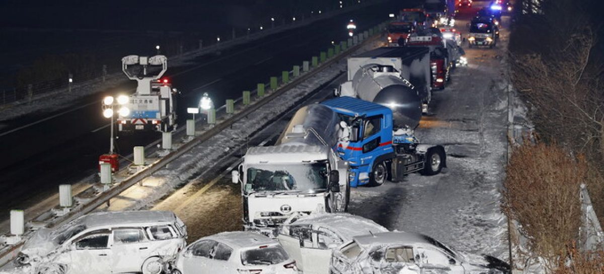 Из-за снежной бури в Японии столкнулись 130 автомобилей