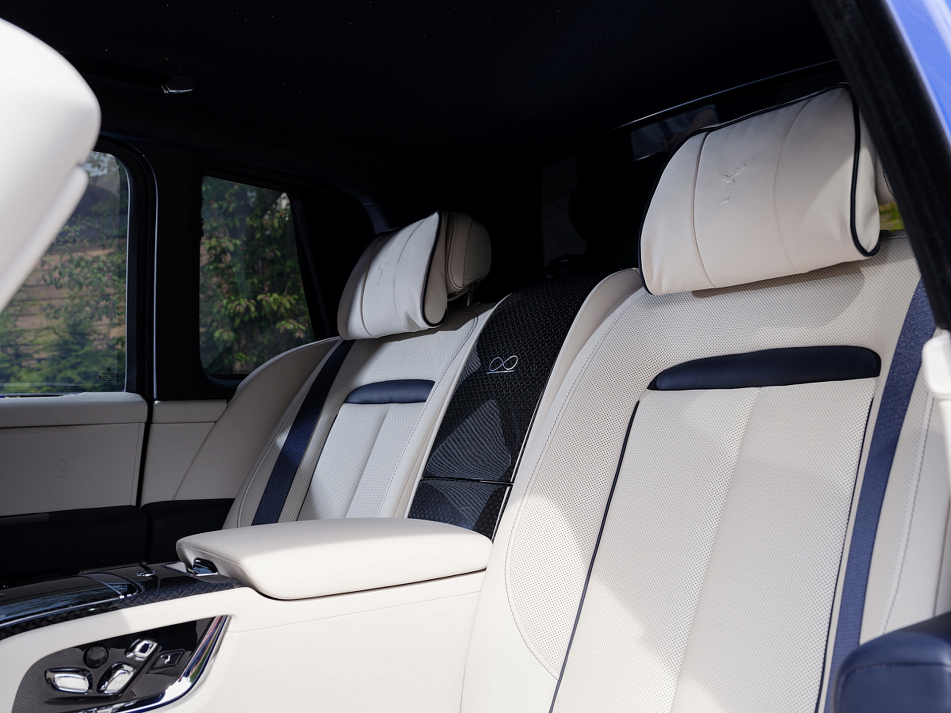 Неоновая коллекция Rolls-Royce Black Badge уже нашла своих владельцев