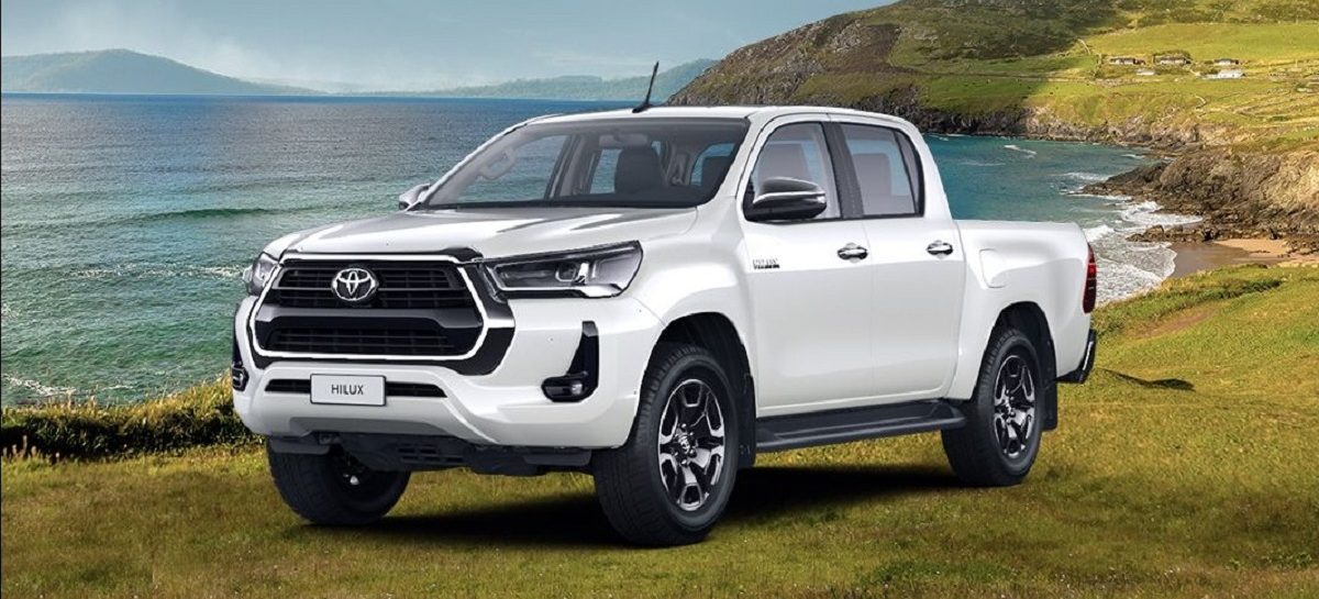 Начались продажи Toyota Hilux в версии Престиж с бензиновым двигателем
