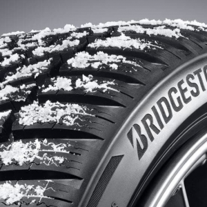 Зимняя нешипованная модель Bridgestone Blizzak LM005 вновь завоевала высшие награды в сезонных тестах 2021 года