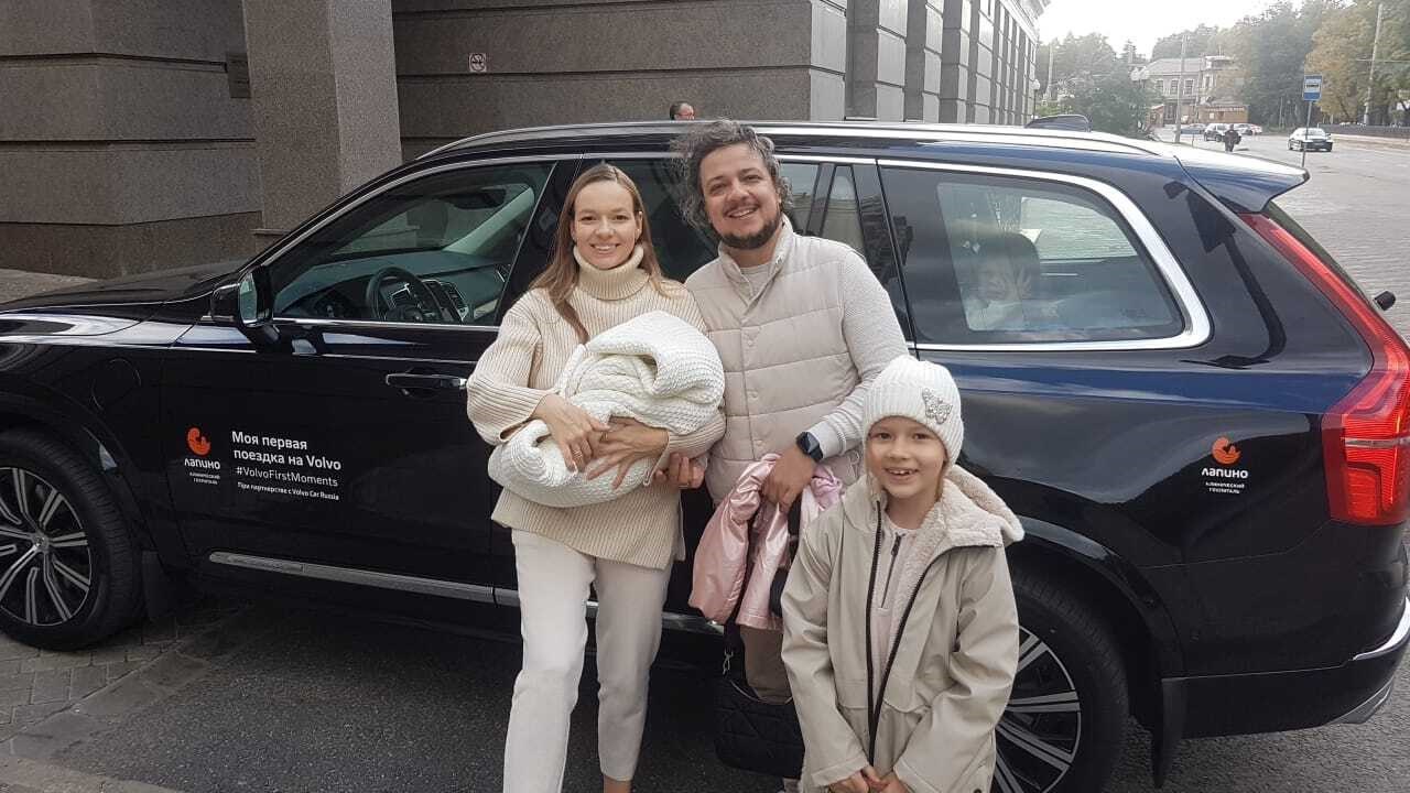 Молодые родители у автомобиля Volvo линейки Recharge