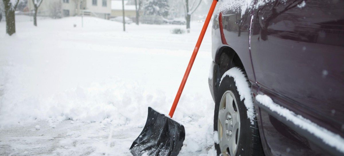 27% россиян опаздывали на работу из-за чистки автомобиля от снега этой зимой