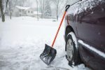 27% россиян опаздывали на работу из-за чистки автомобиля от снега этой зимой