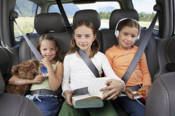 Больше половины водителей не знает, как перевозить детей в автомобиле