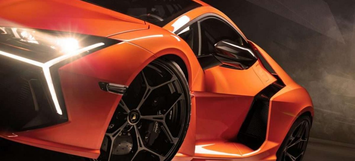 Lamborghini Revuelto: первый суперспортивный гибрид V12 HPEV